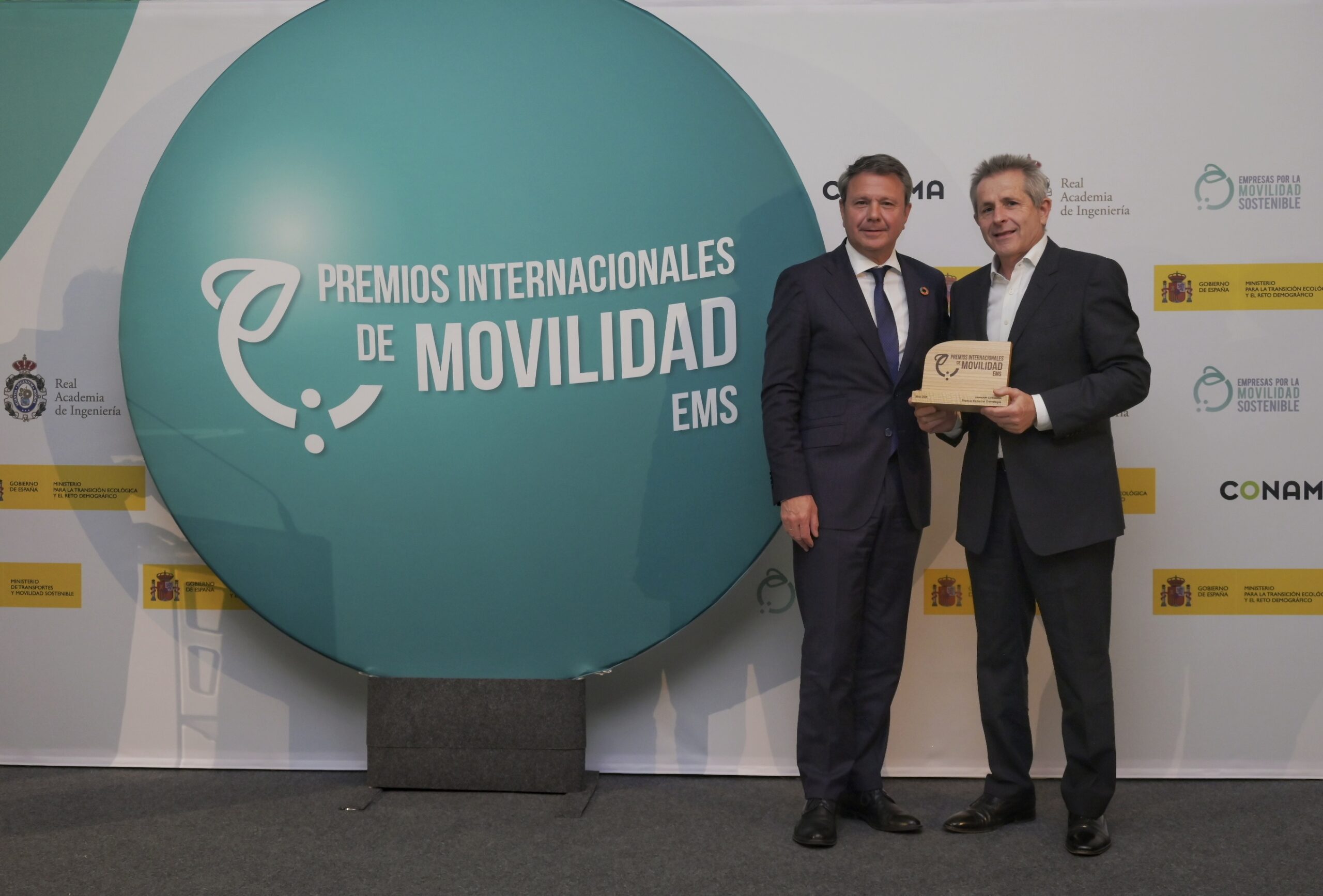 José Antonio Santano, secretario de Estado de Transportes y Movilidad Sostenible, entrega el galardón a Manuel Orihuela, Director General de NACEX.