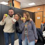 Un año más, repartimos ‘Una manzana por la vida’