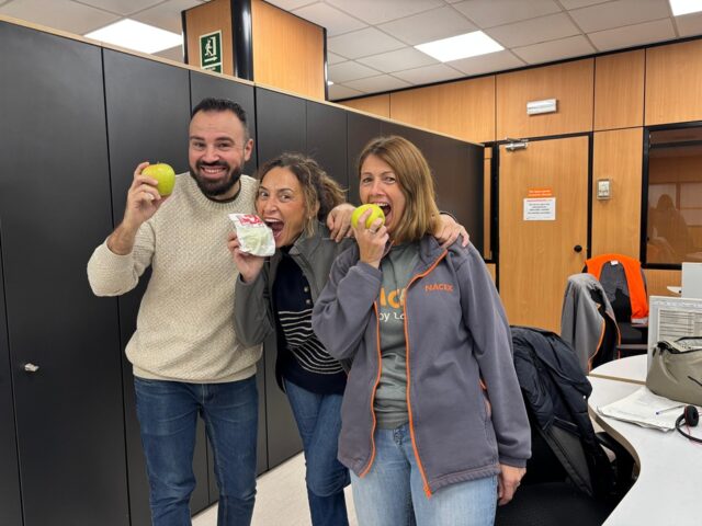 Un año más, repartimos ‘Una manzana por la vida’