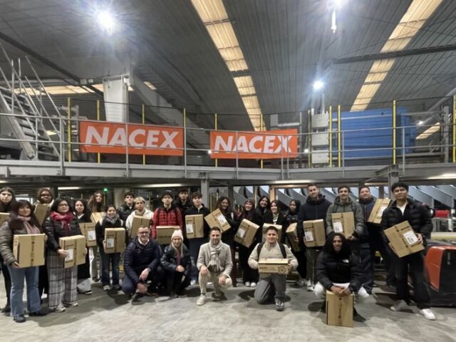 Estudiantes de la ETP Xavier visitan la plataforma de NACEX en Barberà del Vallès